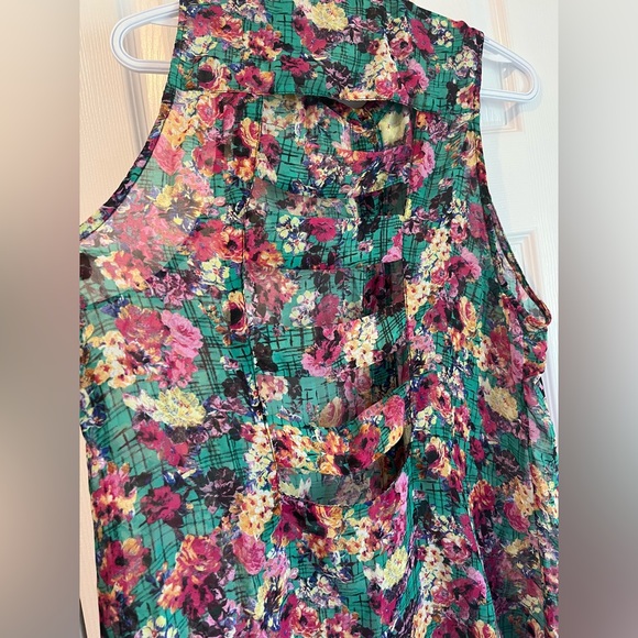 Material girl | Sleeveless Blouse - Picture 2 of 10